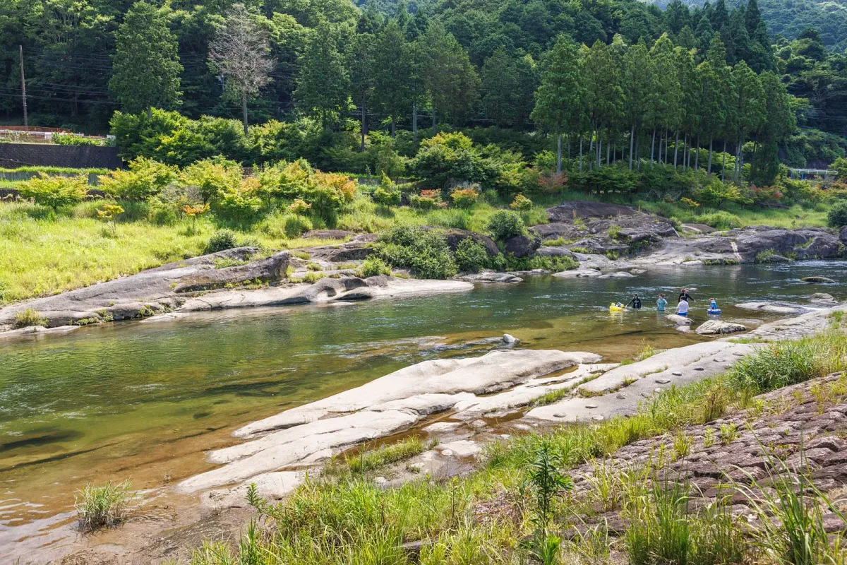 リバーパーク真見の浅瀬と深みがある川遊びエリア