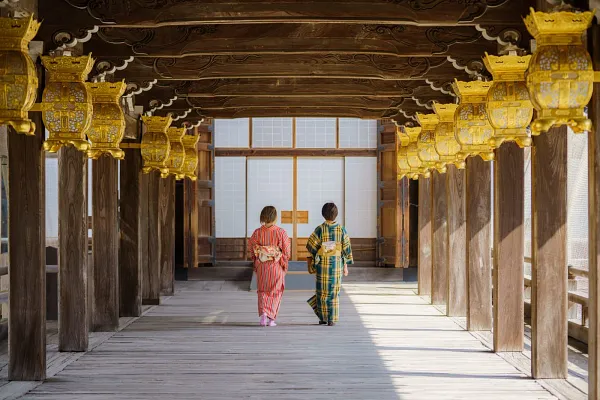 専修寺の通天橋を着物で歩く二人