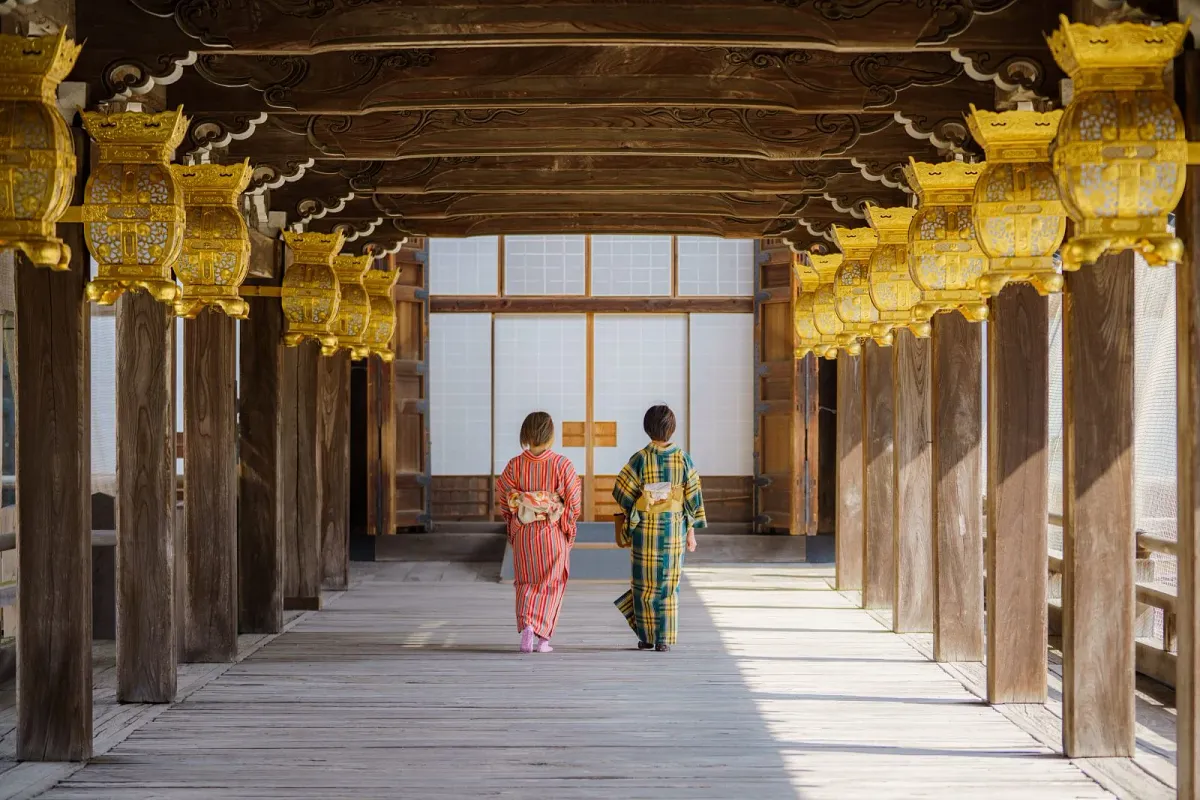 高田本山専修寺の通天橋を歩く参拝者