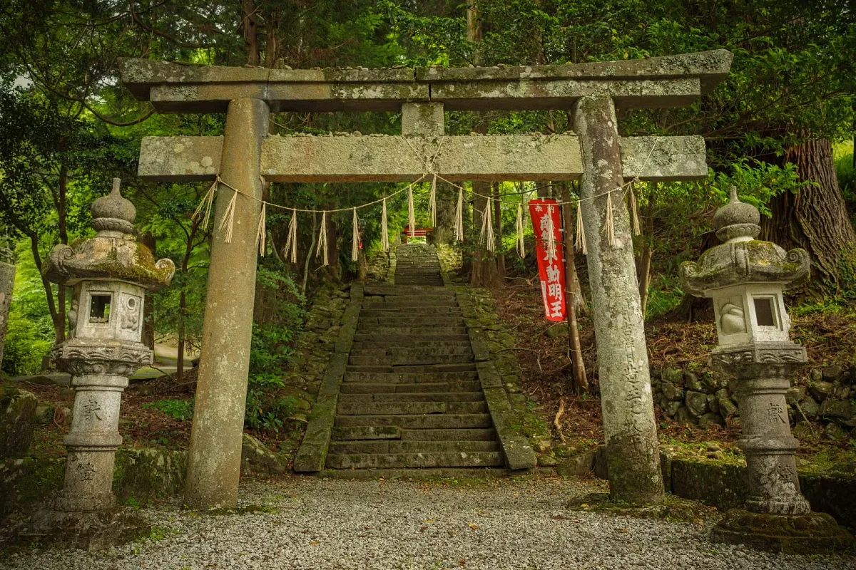 真福院の参道入口に立つ鳥居と石段