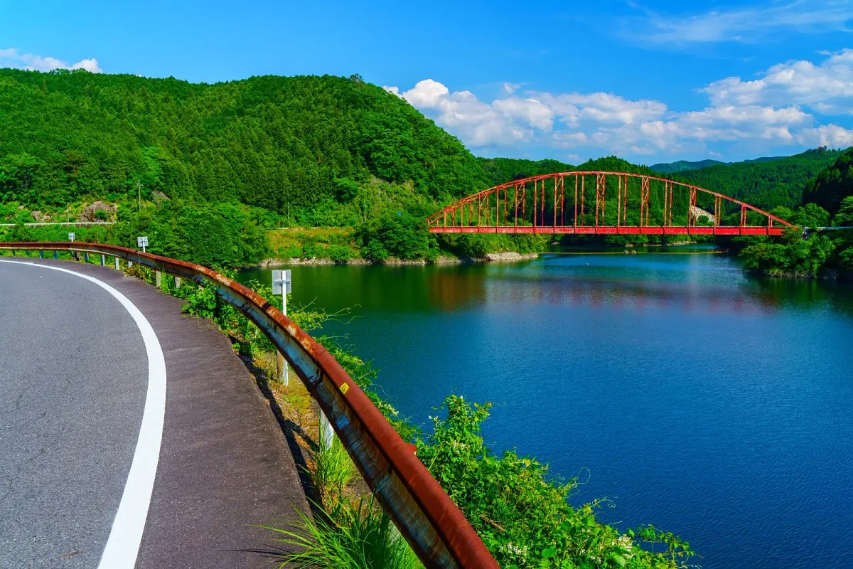 湖畔道路から眺める弁天橋