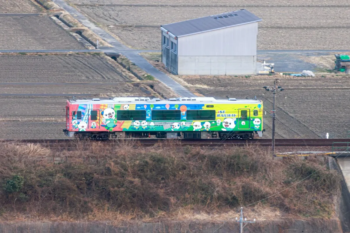 伊勢鉄道の車両が走る光景が遠くに見えます