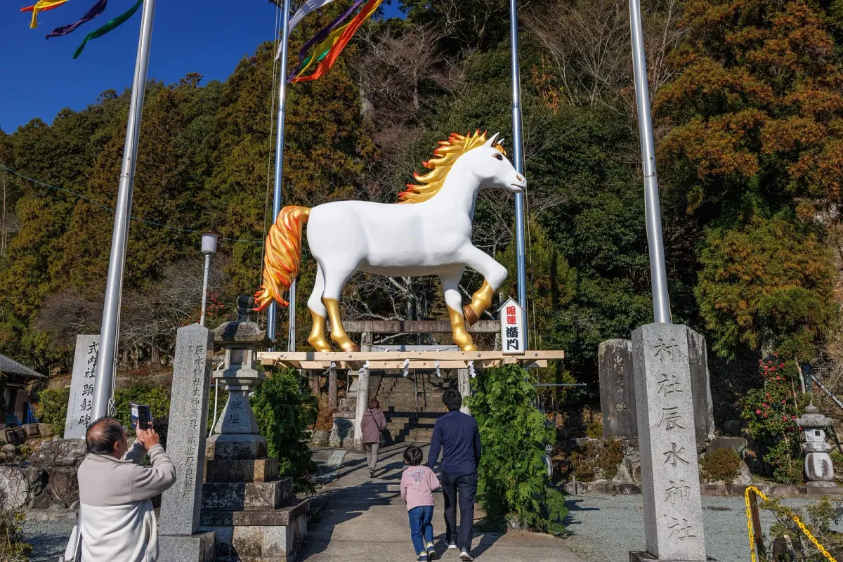 辰水神社の境内に開運潜り門としてジャンボ干支が設置されます