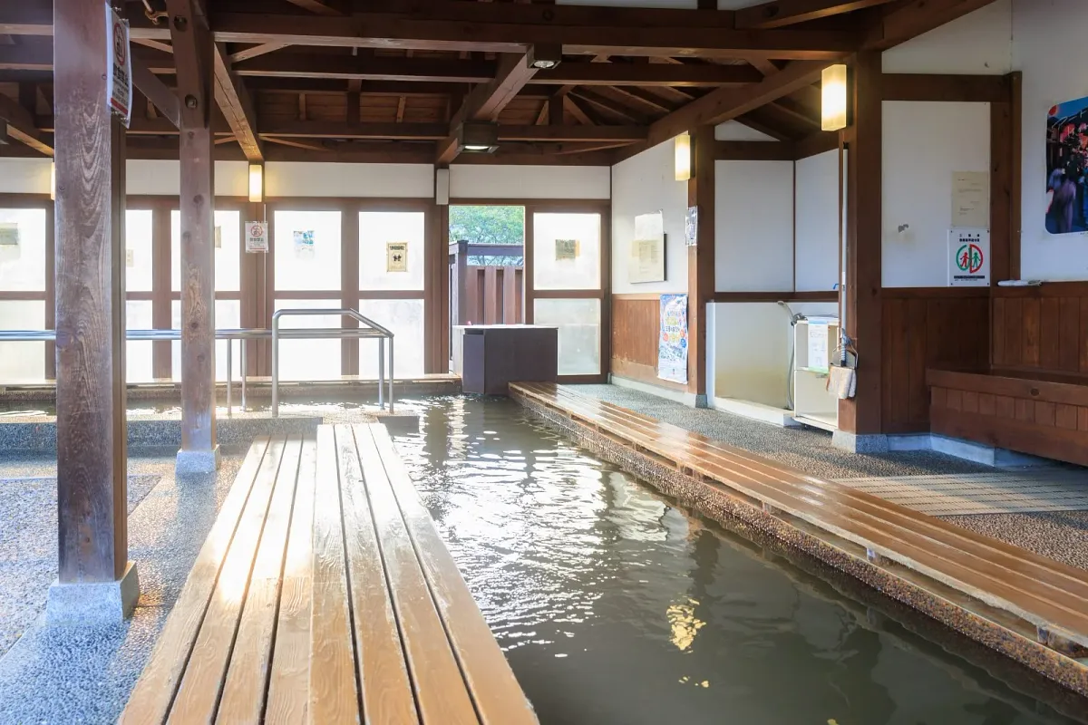 観光駐車場には無料の足湯「関宿温泉 小萬の湯」があります