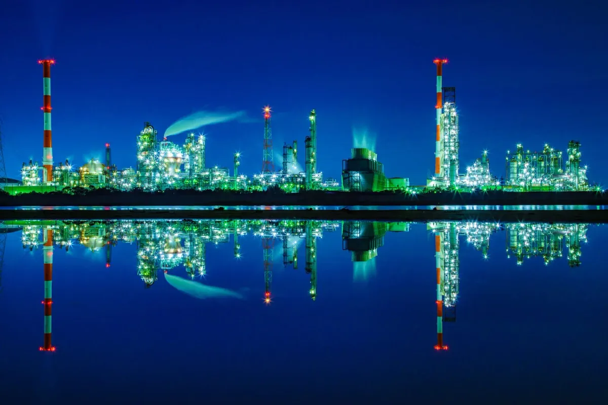 水面鏡の工場夜景