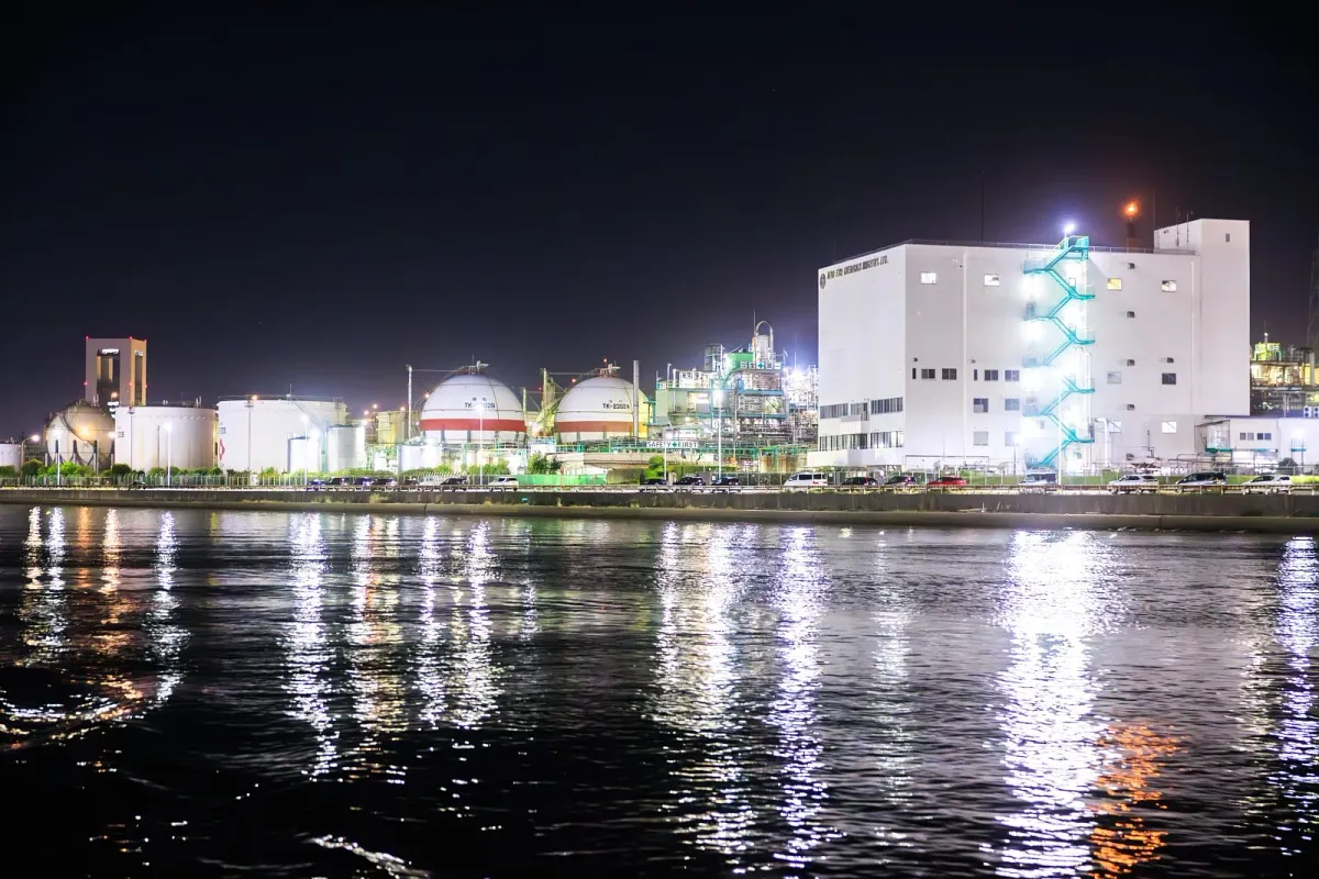 陸上では見られないアングルで工場夜景を楽しめます