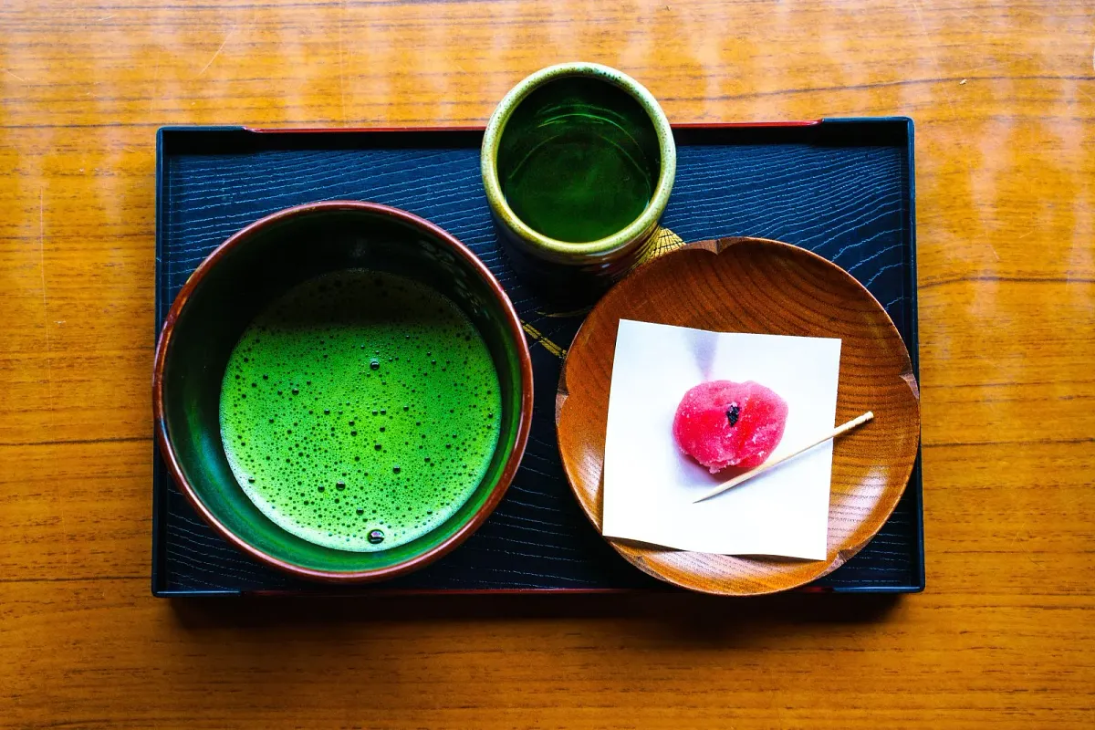 眺梅亭（茶屋）では津市の老舗「とね菓子館」の梅菓子と抹茶をいただけます